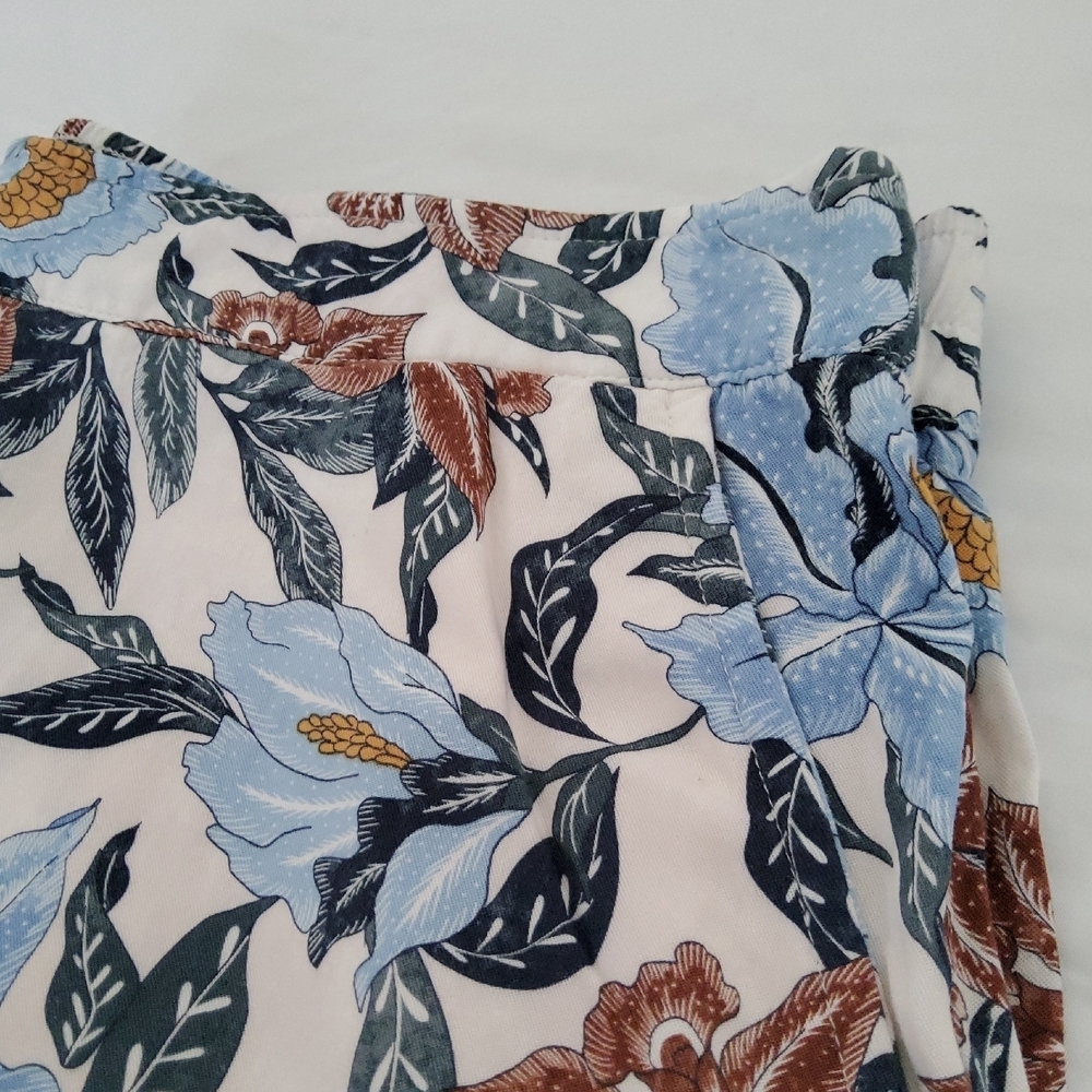 Old Navy Floral Print Shorts - Picture 2 of 7